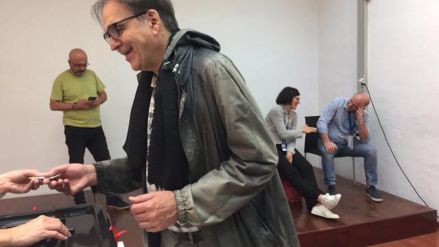 Joan Subirats votando en el Referéndum del 1-O.