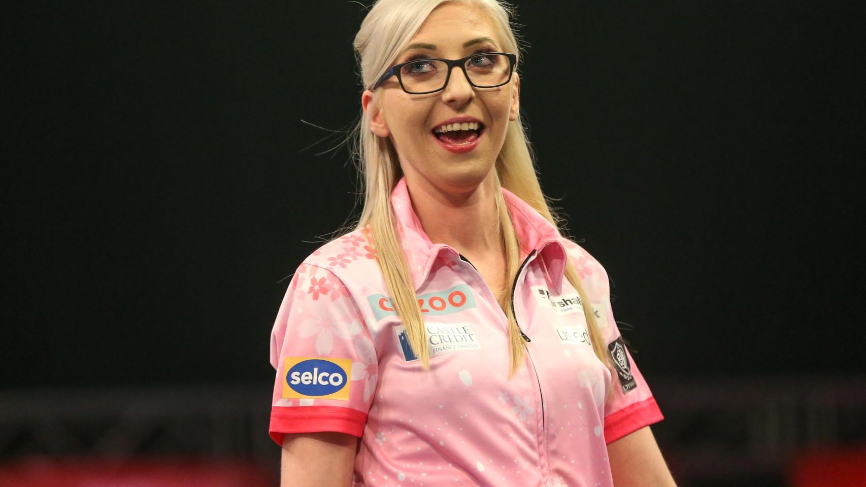 Fallon Sherrock, durante uno de los Grand Slam de dardos de la temporada 2021.
