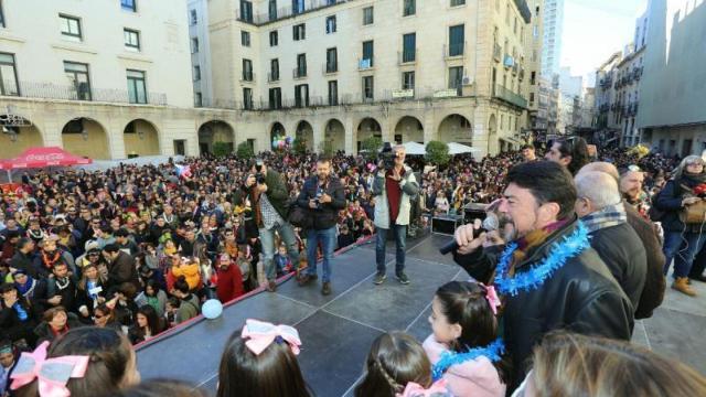 El alcalde, Luis Barcala, en el cotillón infantil del 31 de diciembre de 2019.