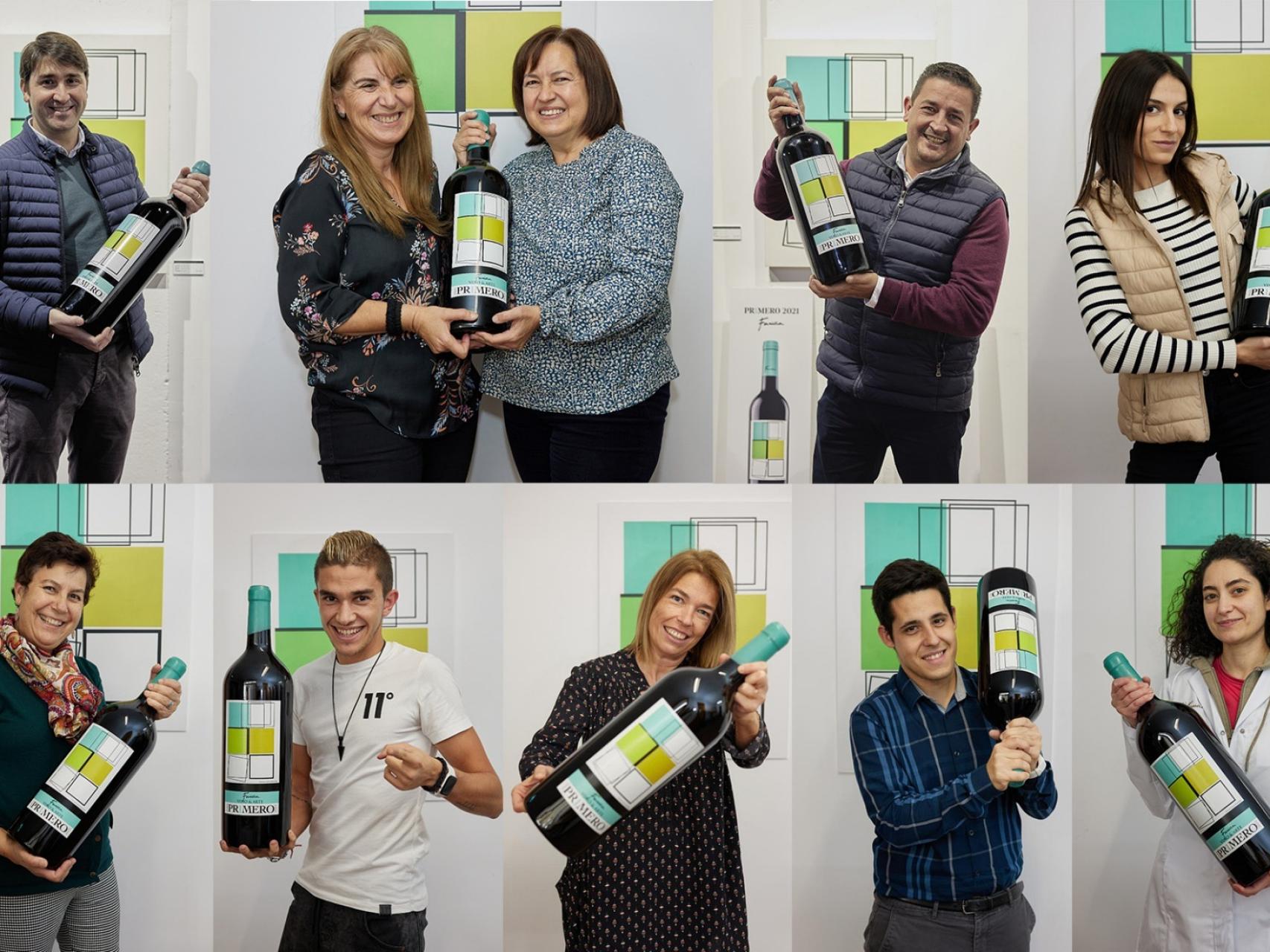 Trabajadores de Bodegas Fariña con el botellón de Primero 2021
