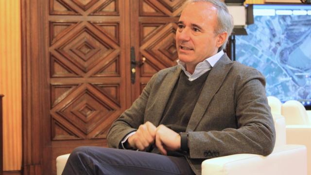 El alcalde de Zaragoza, Jorge Azcón, en su despacho.