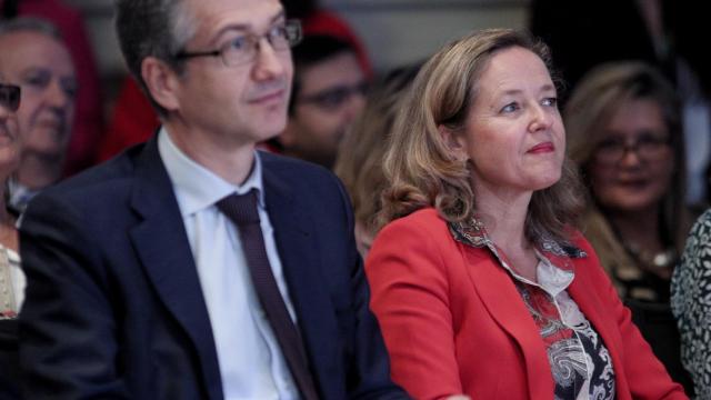El gobernador del Banco de España, Pablo Hernández de Cos, y la vicepresidenta primera, Nadia Calviño.