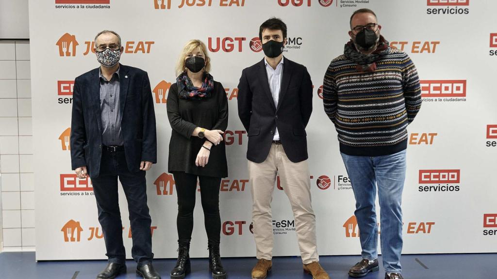 Chema Martínez (CCOO), Juana Olmeda (CCOO), Patrik Bergareche (Just Eat) y Álvaro Vicioso (UGT) en la firma del primer acuerdo laboral del sector.