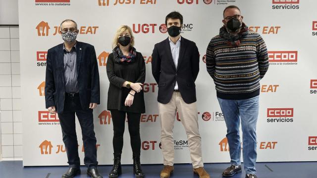 Chema Martínez (CCOO), Juana Olmeda (CCOO), Patrik Bergareche (Just Eat) y Álvaro Vicioso (UGT)