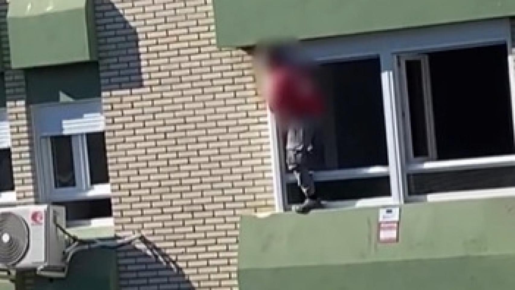 Denunciada la acción de un trabajador que sellaba ventanas sin ninguna protección en Málaga.
