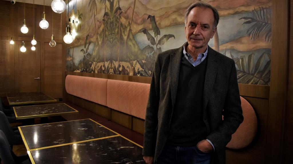 El escritor Antonio Soler en la cafetería del Hotel Molina Lario.