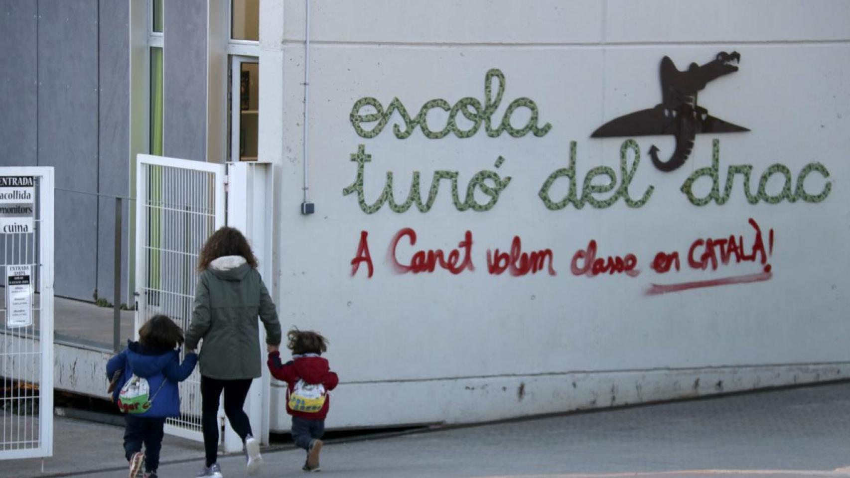 Fachada del colegio Turó del Drac de Canet.