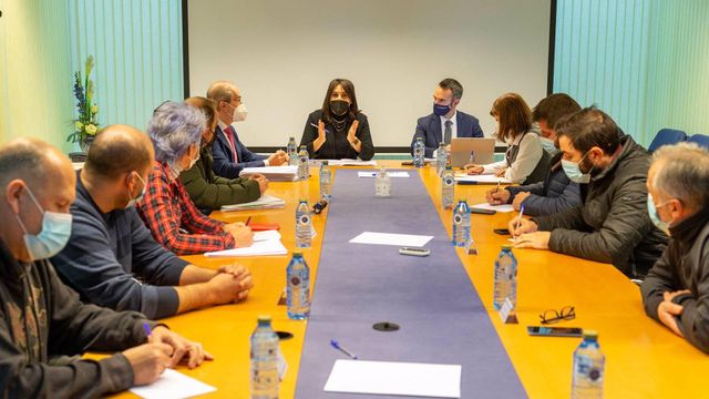 La conselleira de Emprego e Igualdade, María Jesús Lorenzana, se reúne con el comité de Vestas.