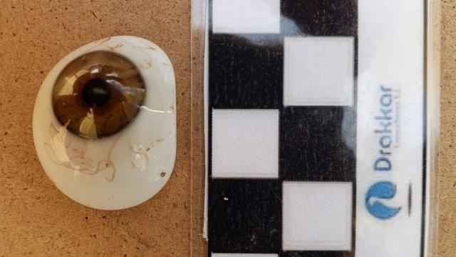 El ojo de cristal encontrado por la empresa adjudicataria de las exhumaciones.