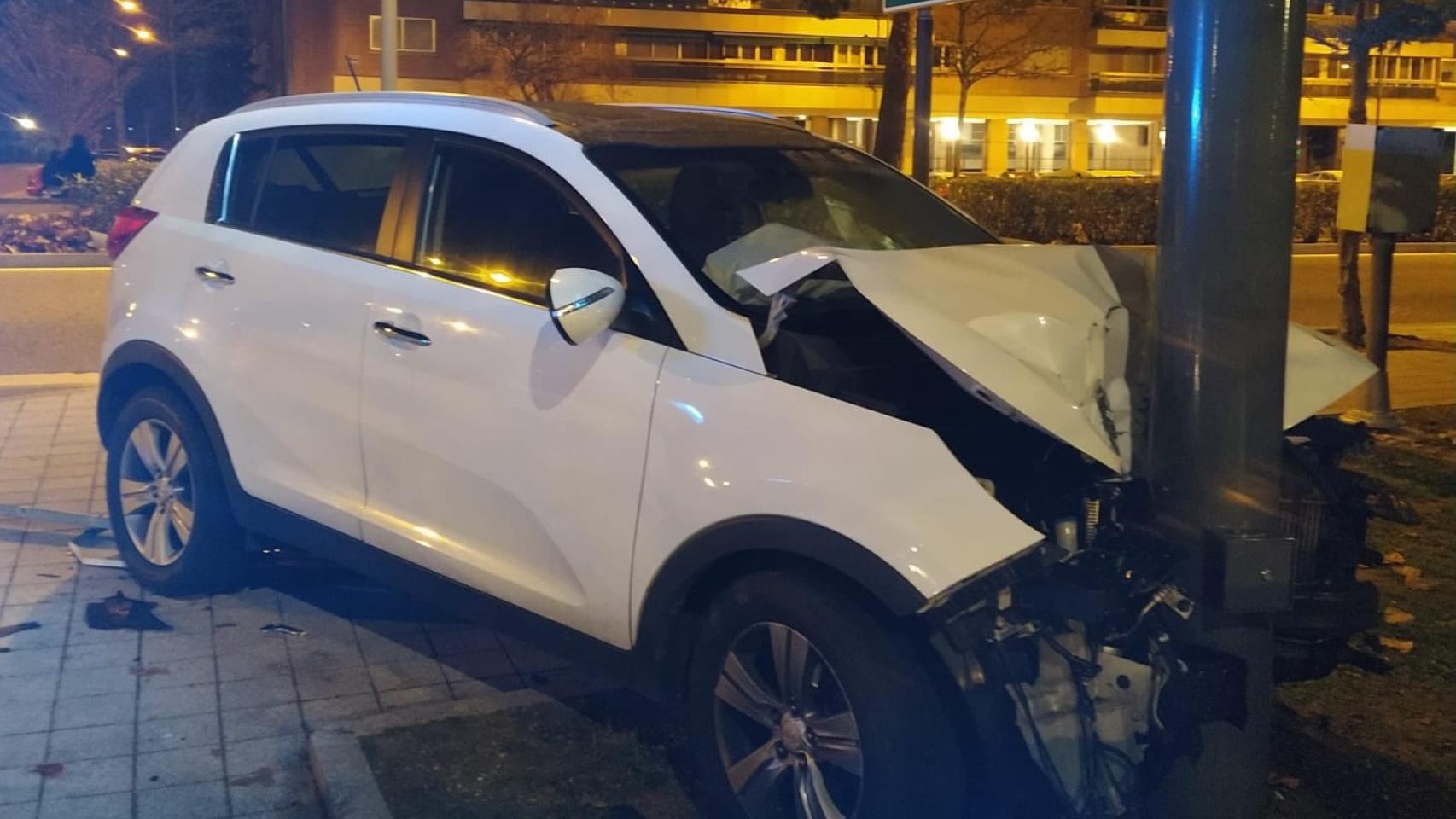 Imagen del choque contra el árbol./ Foto POLICÍA LOCAL