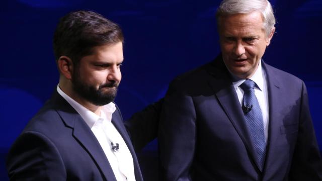 El candidato de izquierdas Gabriel Boric junto al derechista José Antonio Kast.