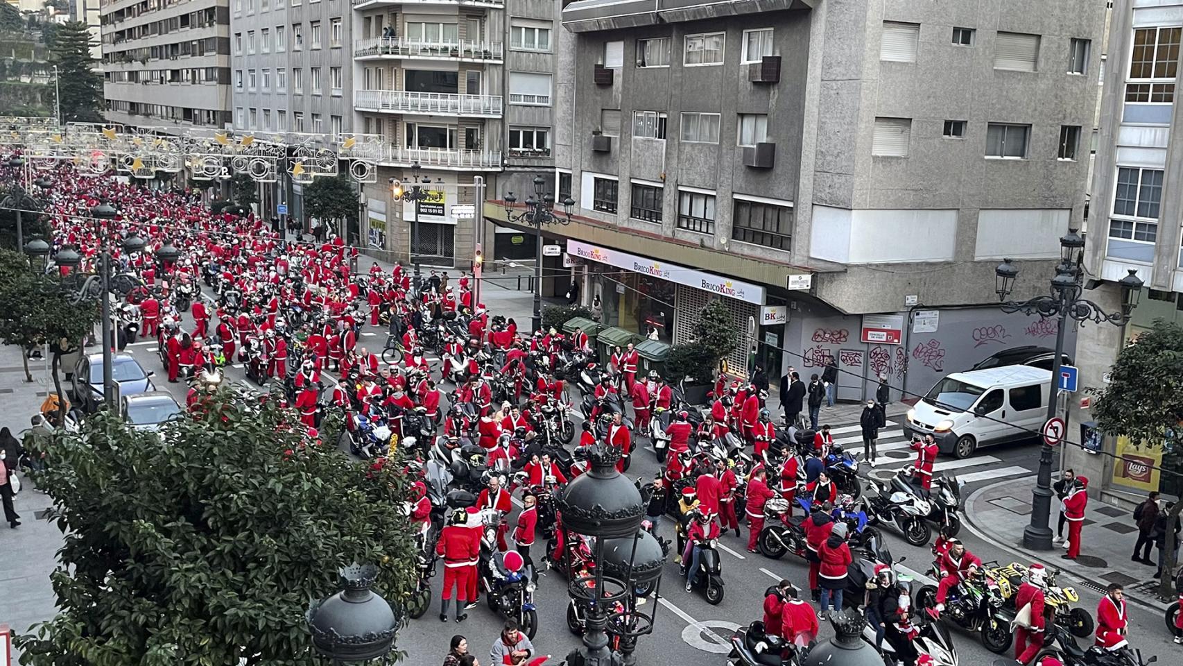 La Papanoelada motera durante a su paso por García Barbón.