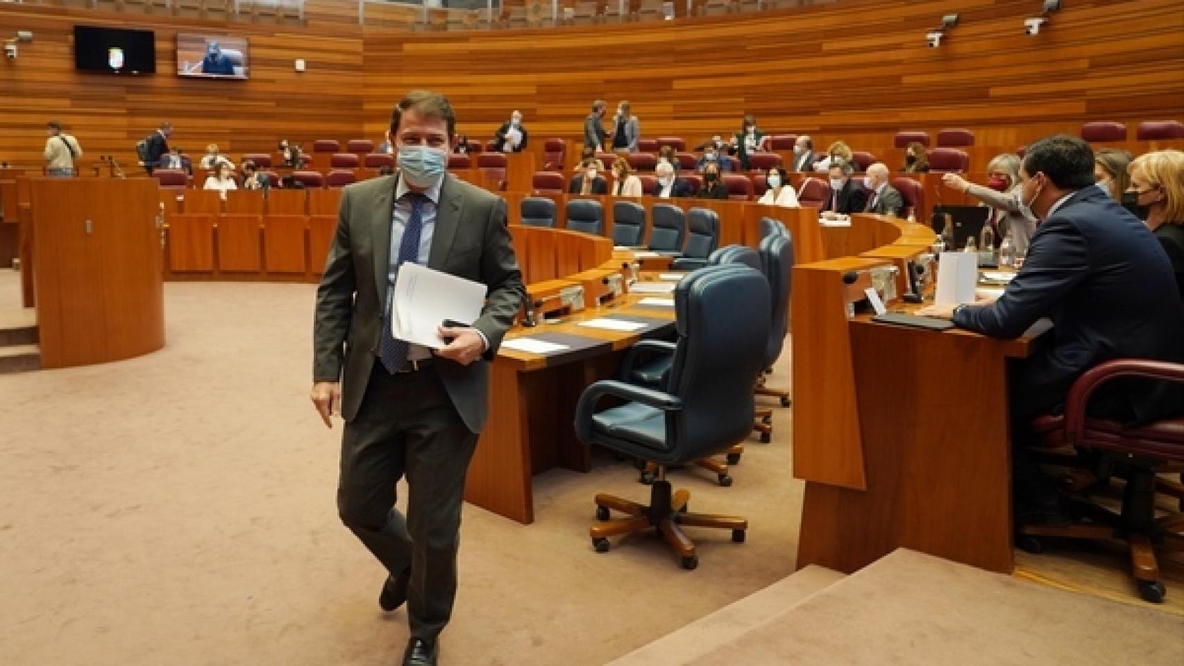 Alfonso Fernández Mañueco, en el Pleno de las Cortes / Miriam Chacón
