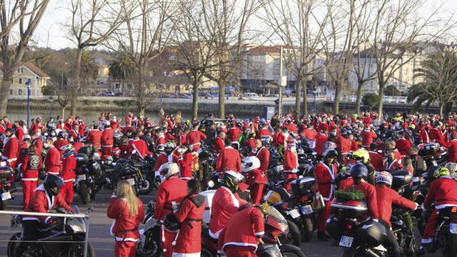 La ‘Papanoelada motera’ preparada para salir desde la Explanada del Paseo Marítimo de Culleredo.