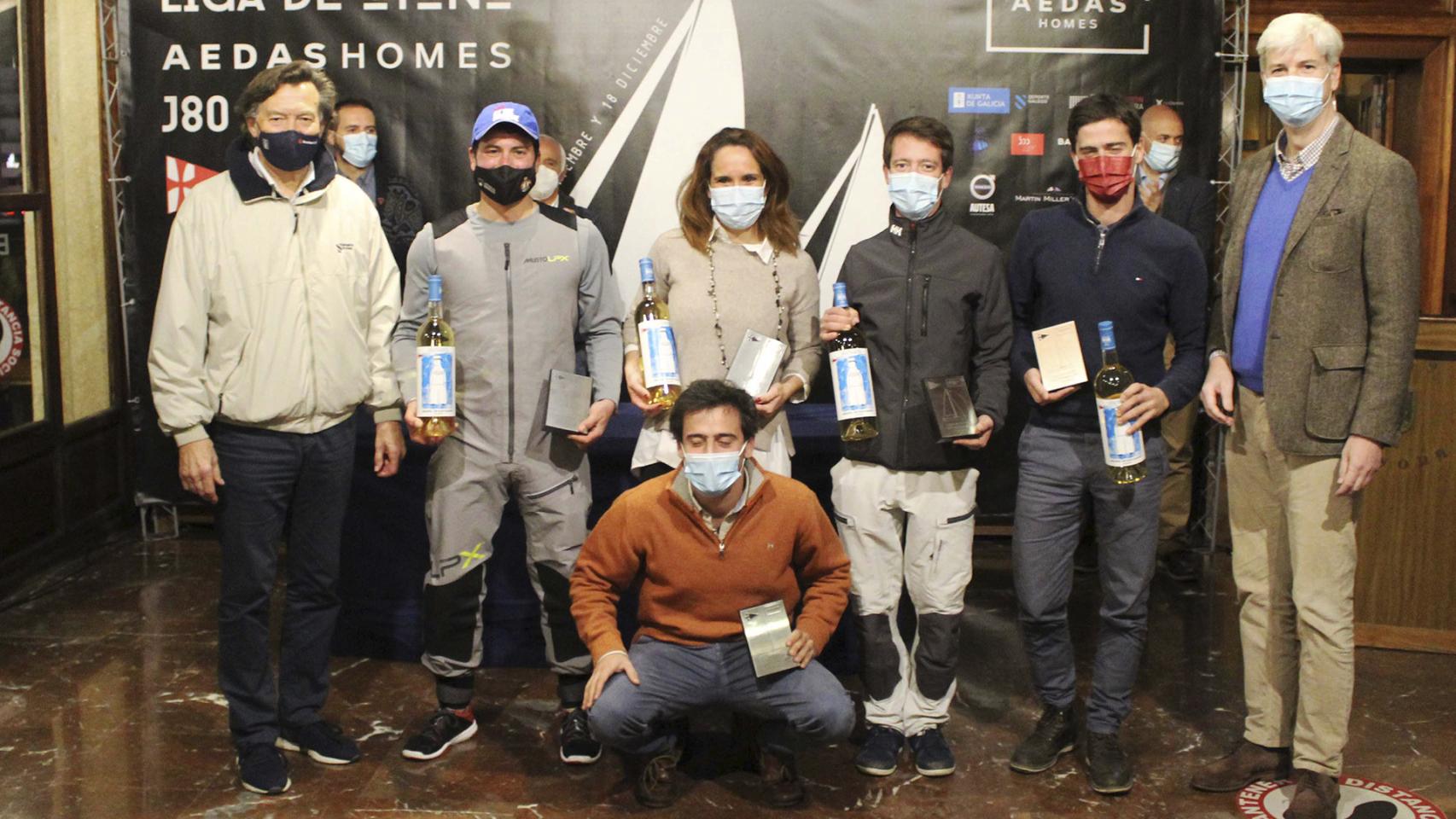 La tripulación del Marías con el premio de ganadores de la Liga de Otoño de J80.
