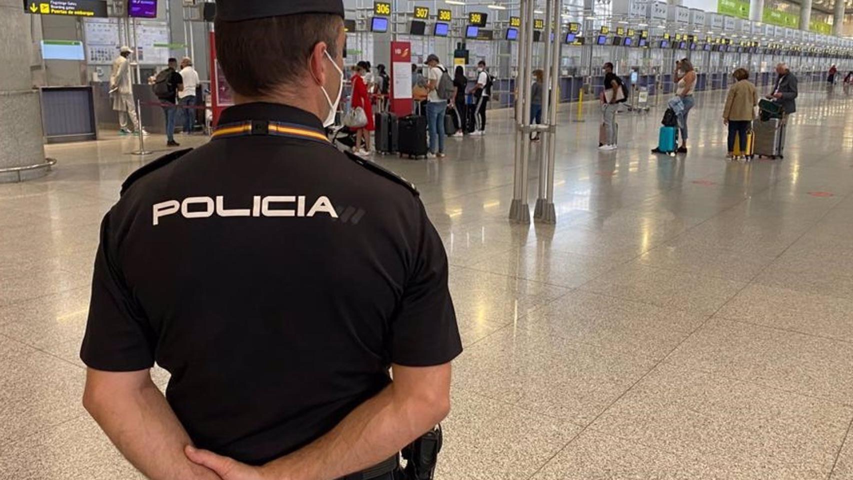 Un agente de Policía Nacional, en el aeropuerto