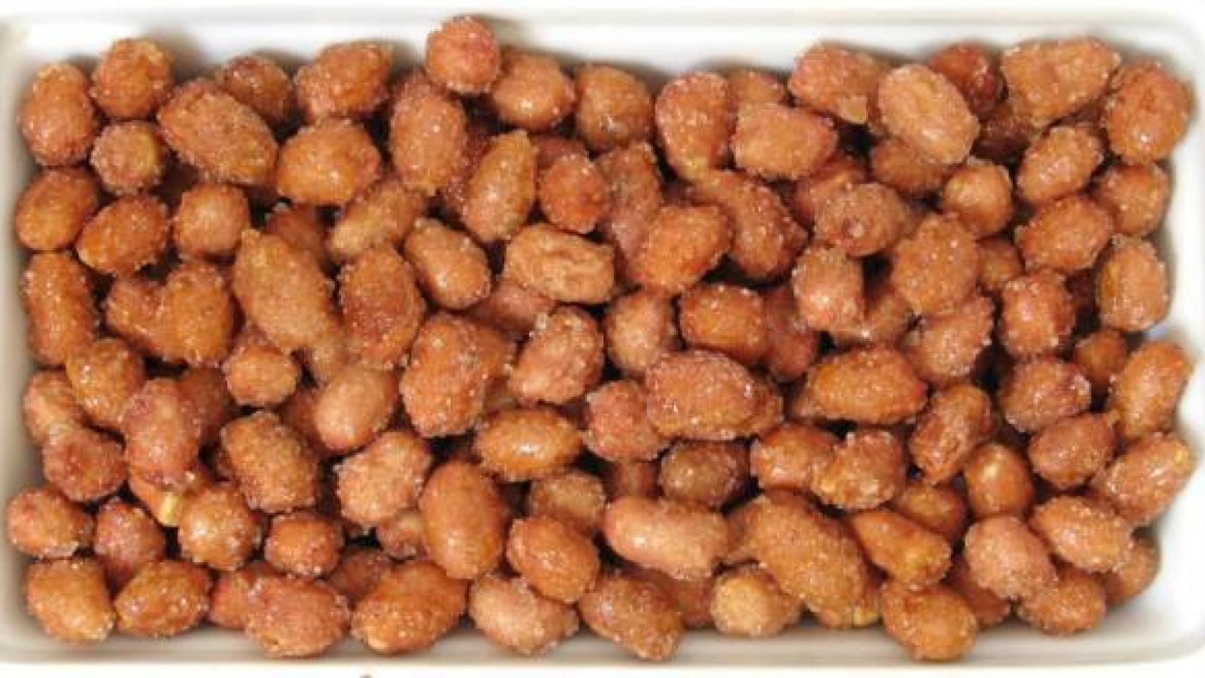 Unos cacahuetes con miel.