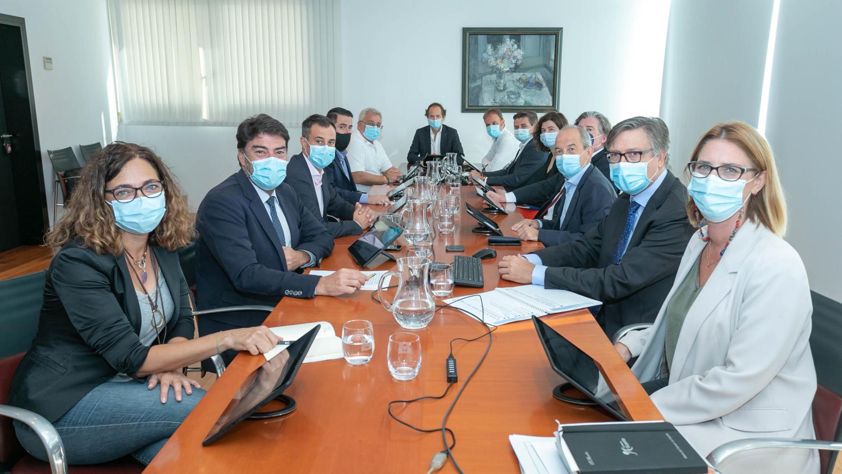 Los representantes del consejo en una de las citas anteriores de la compañía mixta.