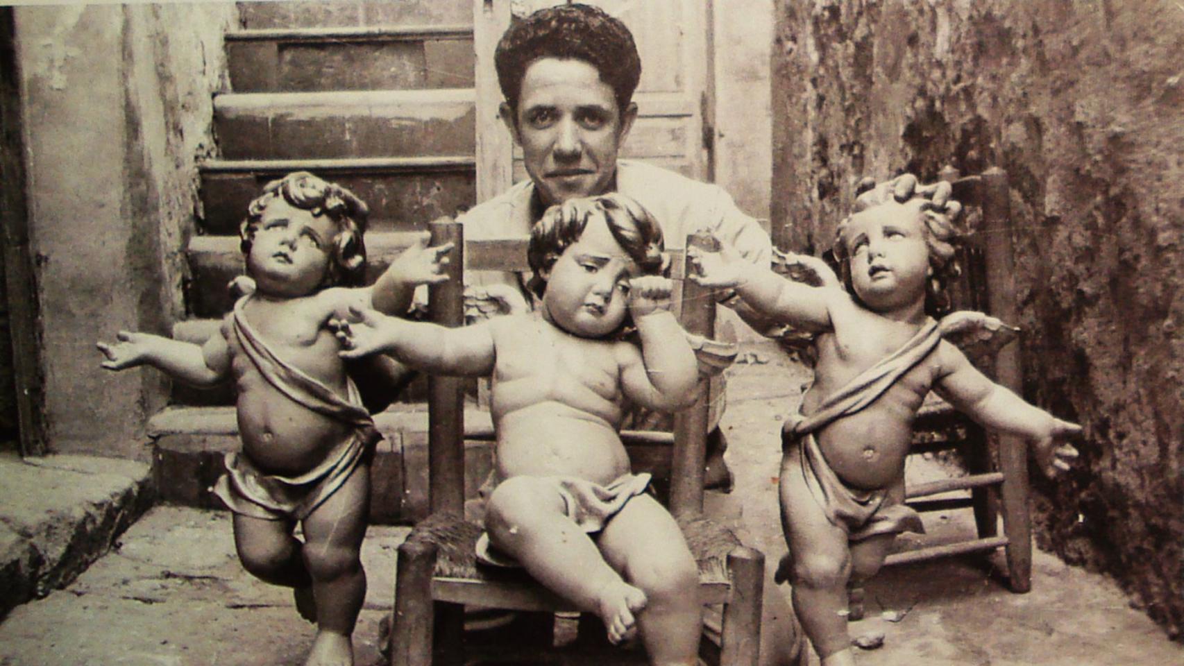 Una foto del joven artista alicantino junto a una escultura.