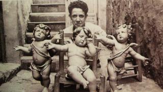 Una foto del joven artista alicantino junto a una escultura.