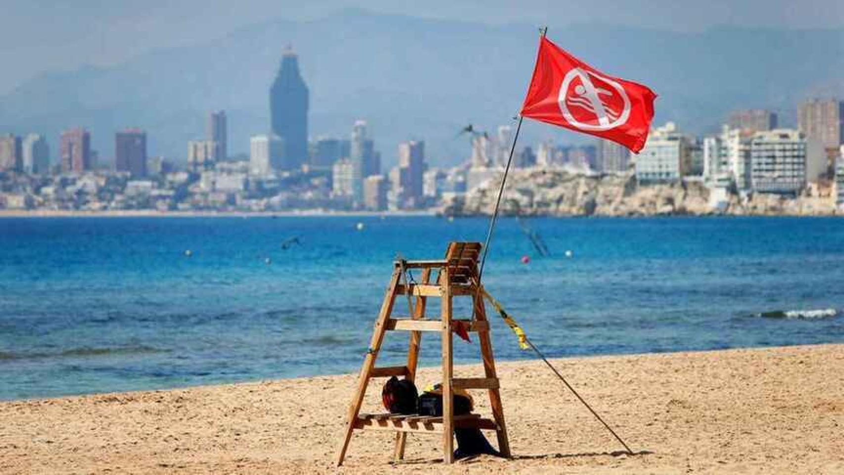 Silla de socorrista vacía en la playa de Benidorm, en imagen de archivo.