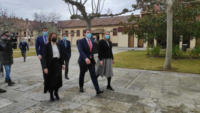 Alfonso Fernández Mañueco acude a la rueda de prensa arropado por los consejeros del PP