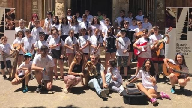 Alumnos de la Escuela Municipal de Música de Salamanca en un campamento