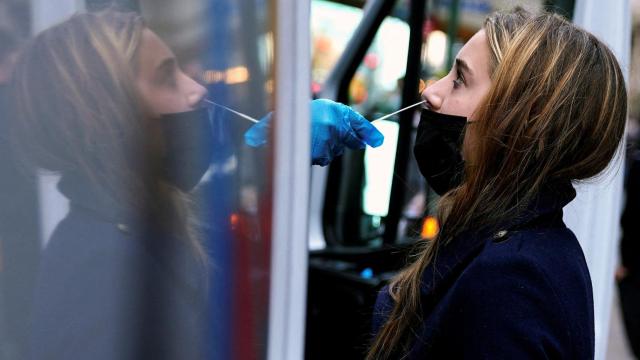 Una joven se somete una prueba de antígenos.