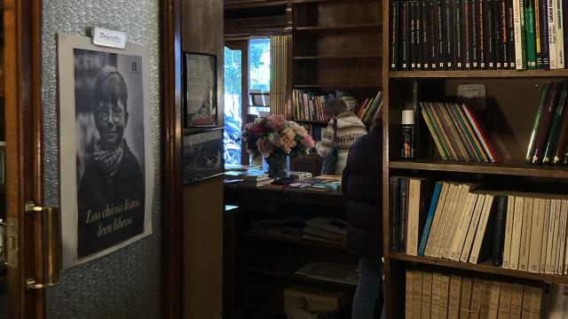 El interior de la librería Pérgamo, la más antigua de Madrid, en sus últimos días antes de cerrar definitivamente.