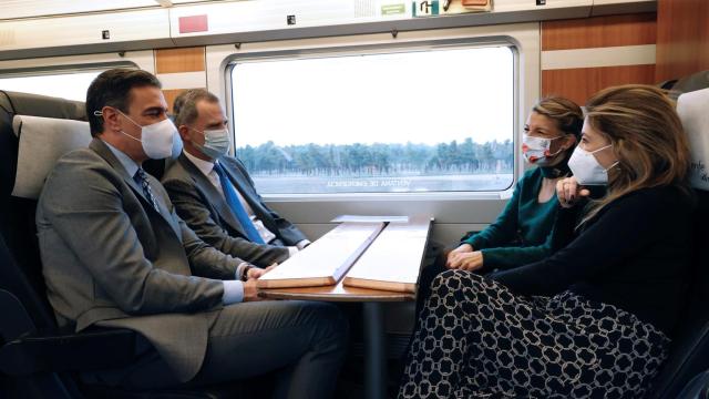 El Rey, Pedro Sánchez, Yolanda Díaz y Raquel Sánchez en el viaje de AVE inaugural a Galicia.