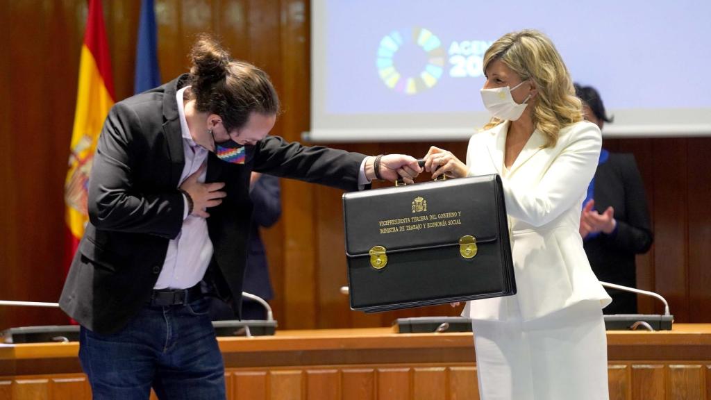 Pablo Iglesias entrega la cartera de vicepresidenta a Yolanda Díaz.