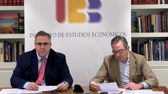 El director y el presidente del IEE, Gregorio Izquierdo e Íñigo Fernández de Mesa.
