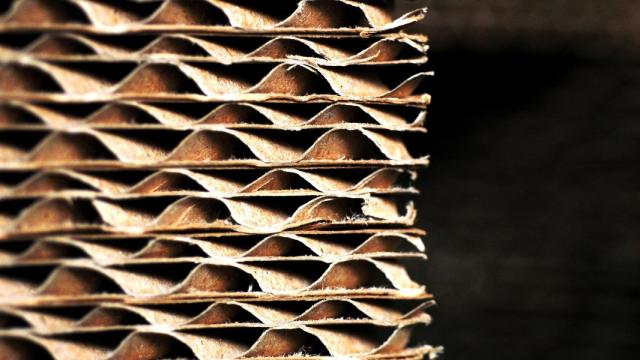 Detalle de varias láminas de cartón apiladas.
