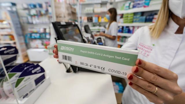 Una caja con test de antígenos de la COVID-19 en una farmacia.