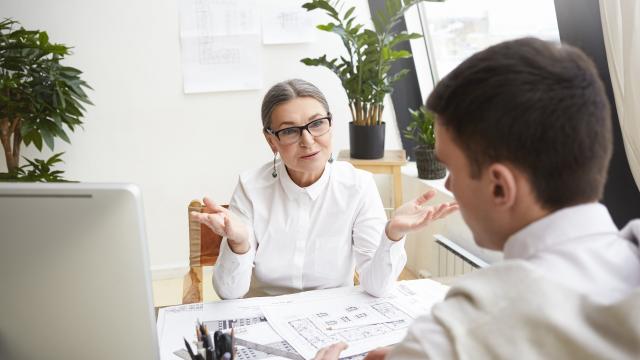Una mujer en su despacho
