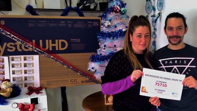Celia y Dani, los organizadores del sorteo, con el número premiado.