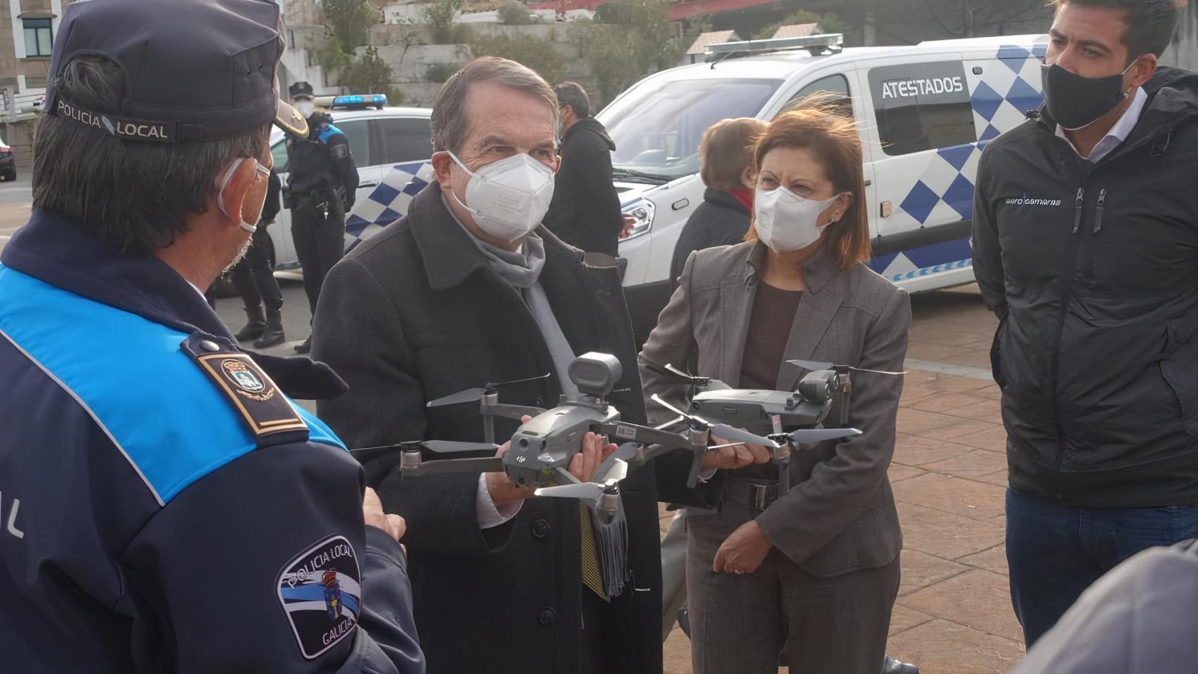 Abel Caballero y la edil de seguridad, Elena Espinosa, en la presentación del curso de formación de dron para Policía Local.