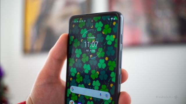 Evita que los ciberdelincuentes accedan a tu móvil en público