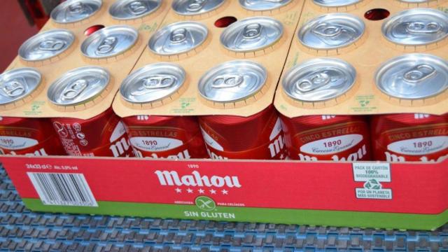 Latas de cerveza Mahou.