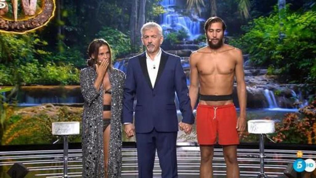 Olga Moreno y Gianmarco Onestini, junto a Carlos Sobera, en la final de 'Supervivientes 2021'.