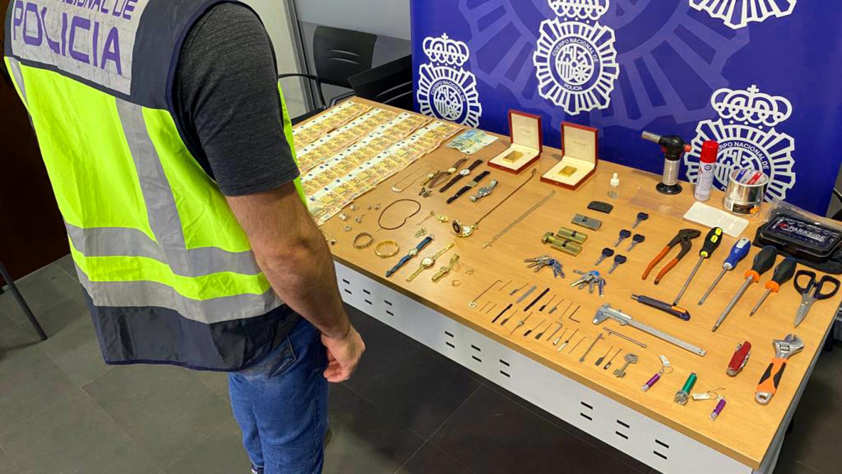 Un agente de la Policía en presencia del material intervenido a la banda de Torrevieja que asaltaba casas.