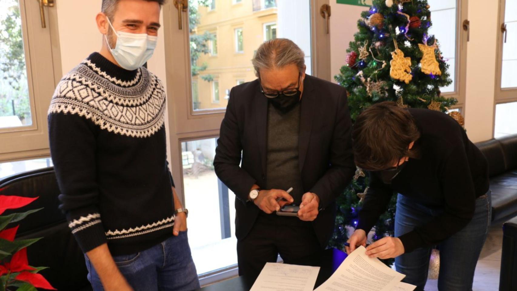Fran Ferri, de Compromís, Manolo Mata, del PSOE, y Pilar Lima, de Unidas Podemos, firmando el acuerdo sobre la tasa.