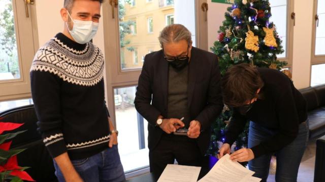Fran Ferri, de Compromís, Manolo Mata, del PSOE, y Pilar Lima, de Unidas Podemos, firmando el acuerdo sobre la tasa.