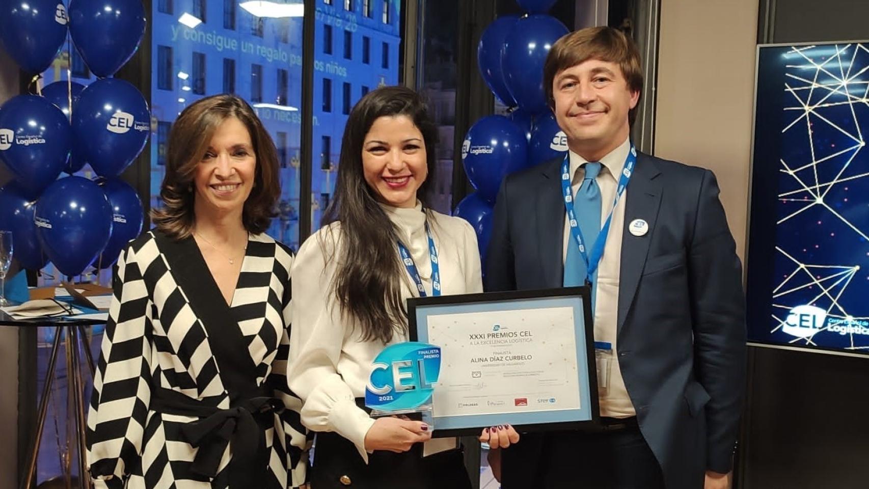 Alina Díaz en el momento de recibir el diploma de finalista de los Premios CEL