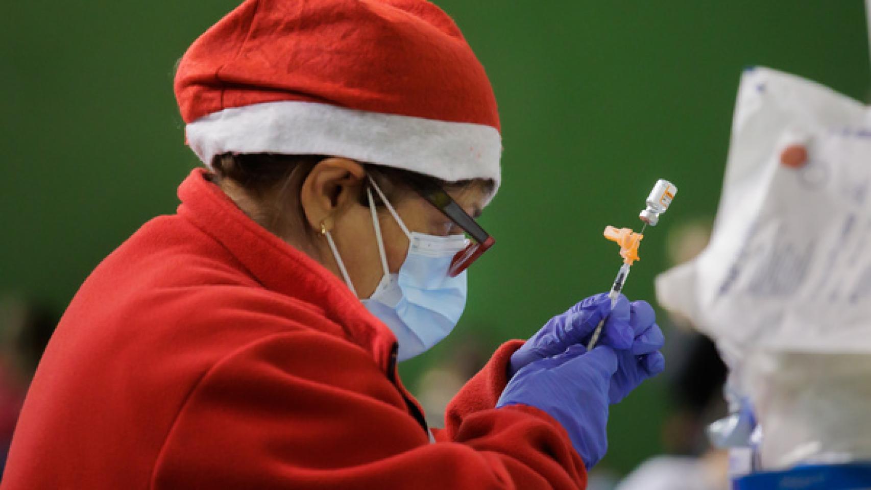 Una sanitaria prepara una dosis de vacuna contra la Covid 19