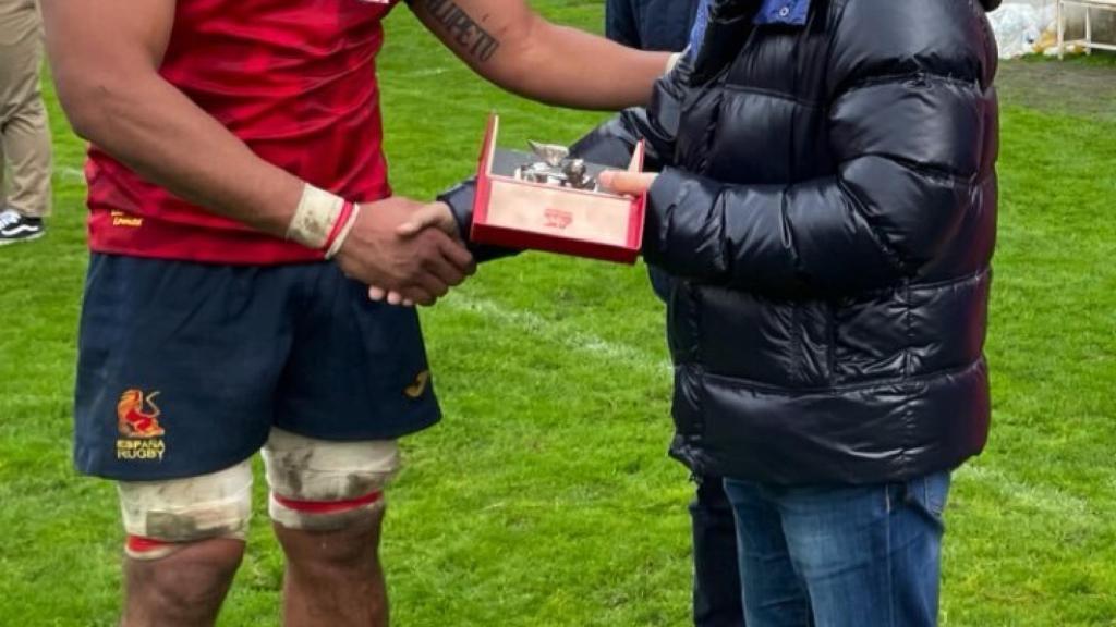 Kawa Leauma recibe un premio de manos de Antonio Blanco, presidente del COE.