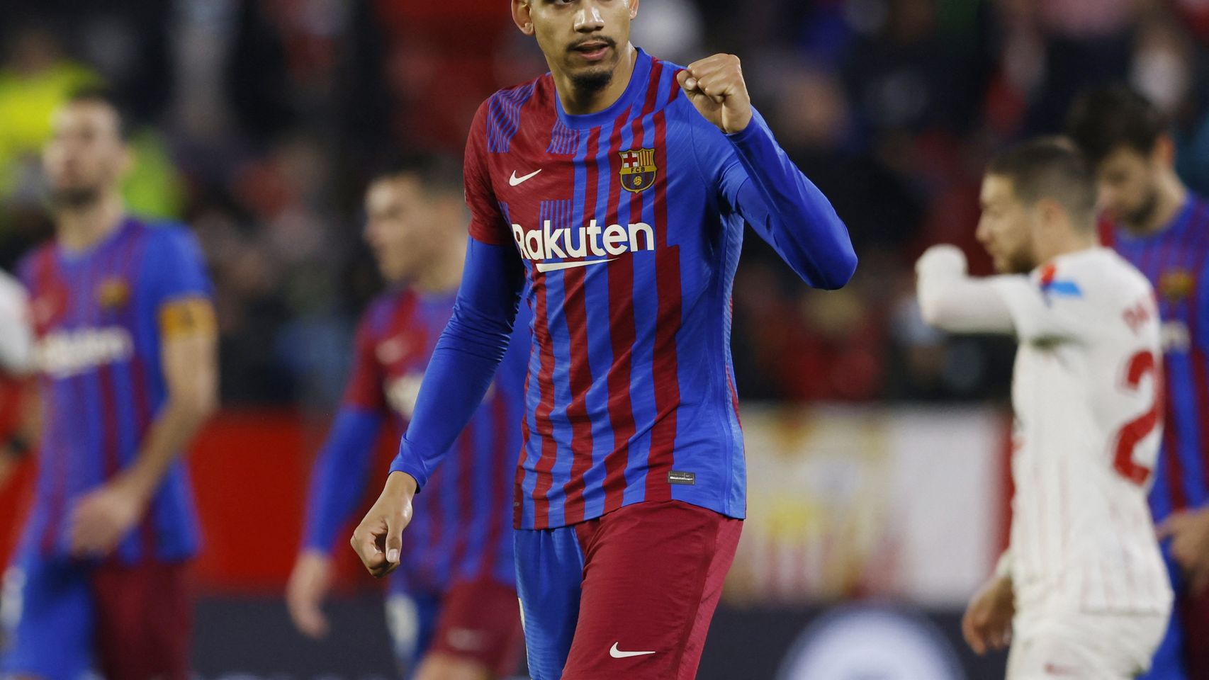 Ronald Araújo celebra un gol con el Barcelona en La Liga 2021/2022