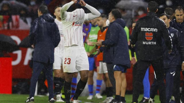 Jules Koundé abandona el campo tras su expulsión