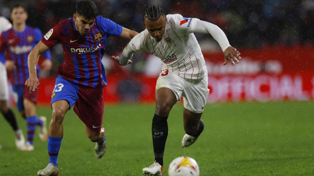 Duelo en carrera de Jules Koundé y Abde Ezzalzouli
