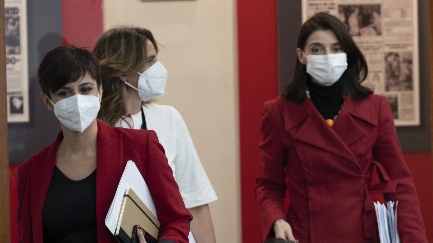 Isabel Rodríguez, Teresa Ribera y Pilar Llop, a su llegada a la rueda de prensa posterior al Consejo de Ministros.